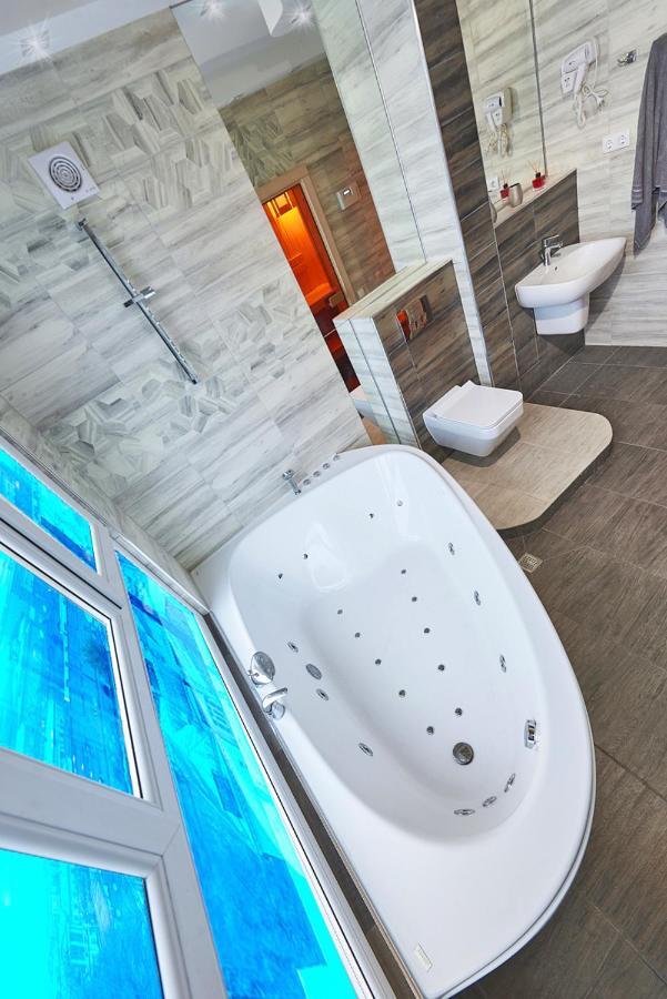 Sauna, Big Jacuzzi , Khreshchatyk Apartment Kyiv